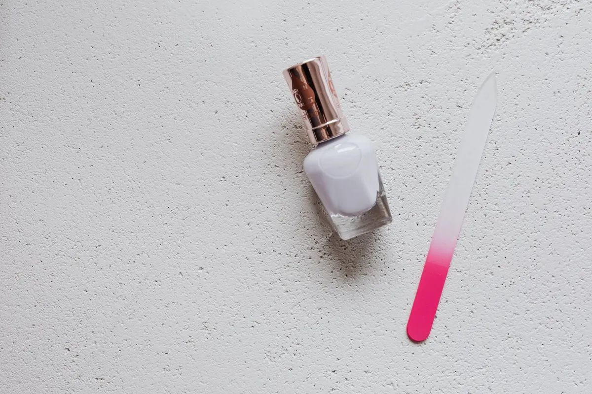 Nail art: geometric nails with tape