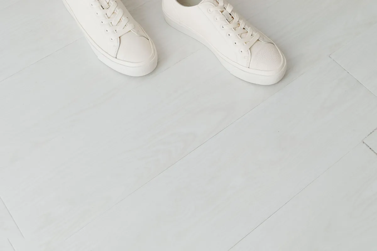 White sneakers: choosing, cleaning and styling a classic pair